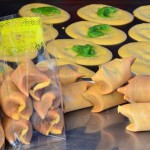Along the road, food stalls sell delicious sweets and snacks. We buy this dessert which is made of a green plant and a sort of crepe.