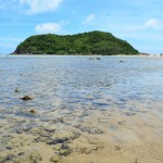 Mae Haad Beach, a sandbar linking Koh Phangan to the small island of Koh Ma, and the crystalline water compose an idyllic atmosphere.